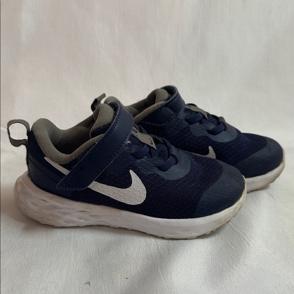 Nike Kids Navy and White Sneakers 9C